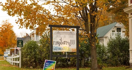 Raspberry Inn · Classic Riverfront Home-Mins to Woodstock & Skiing