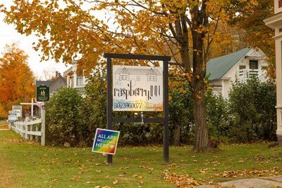 Raspberry Inn · Classic Riverfront Home-Mins to Woodstock & Skiing