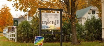 Raspberry Inn · Classic Riverfront Home-Mins to Woodstock & Skiing