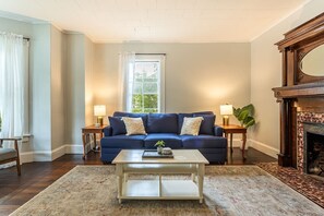 TV - Raspberry Inn · Classic Riverfront Home-Mins to Woodstock & Skiing (Bridgewater)