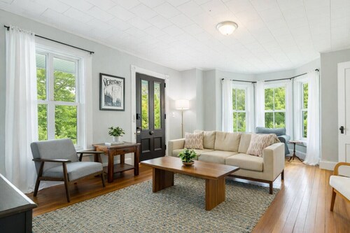 Raspberry Inn · Classic Riverfront Home-Mins to Woodstock & Skiing
