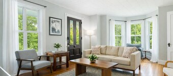 Raspberry Inn · Classic Riverfront Home-Mins to Woodstock & Skiing