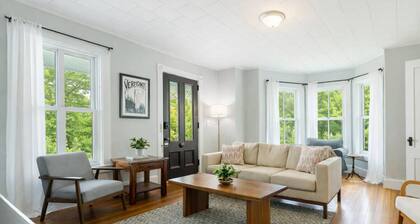 Raspberry Inn · Classic Riverfront Home-Mins to Woodstock & Skiing