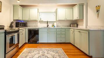 雪櫃、微波爐、焗爐、爐具