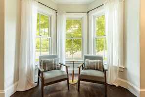 Interior - Raspberry Inn · Classic Riverfront Home-Mins to Woodstock & Skiing (Bridgewater)