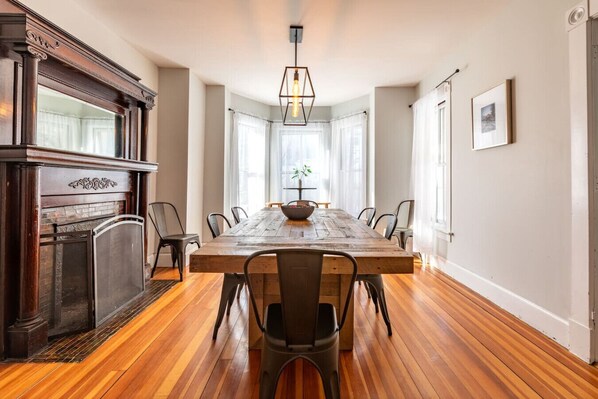 Dining - Raspberry Inn · Classic Riverfront Home-Mins to Woodstock & Skiing (Bridgewater)