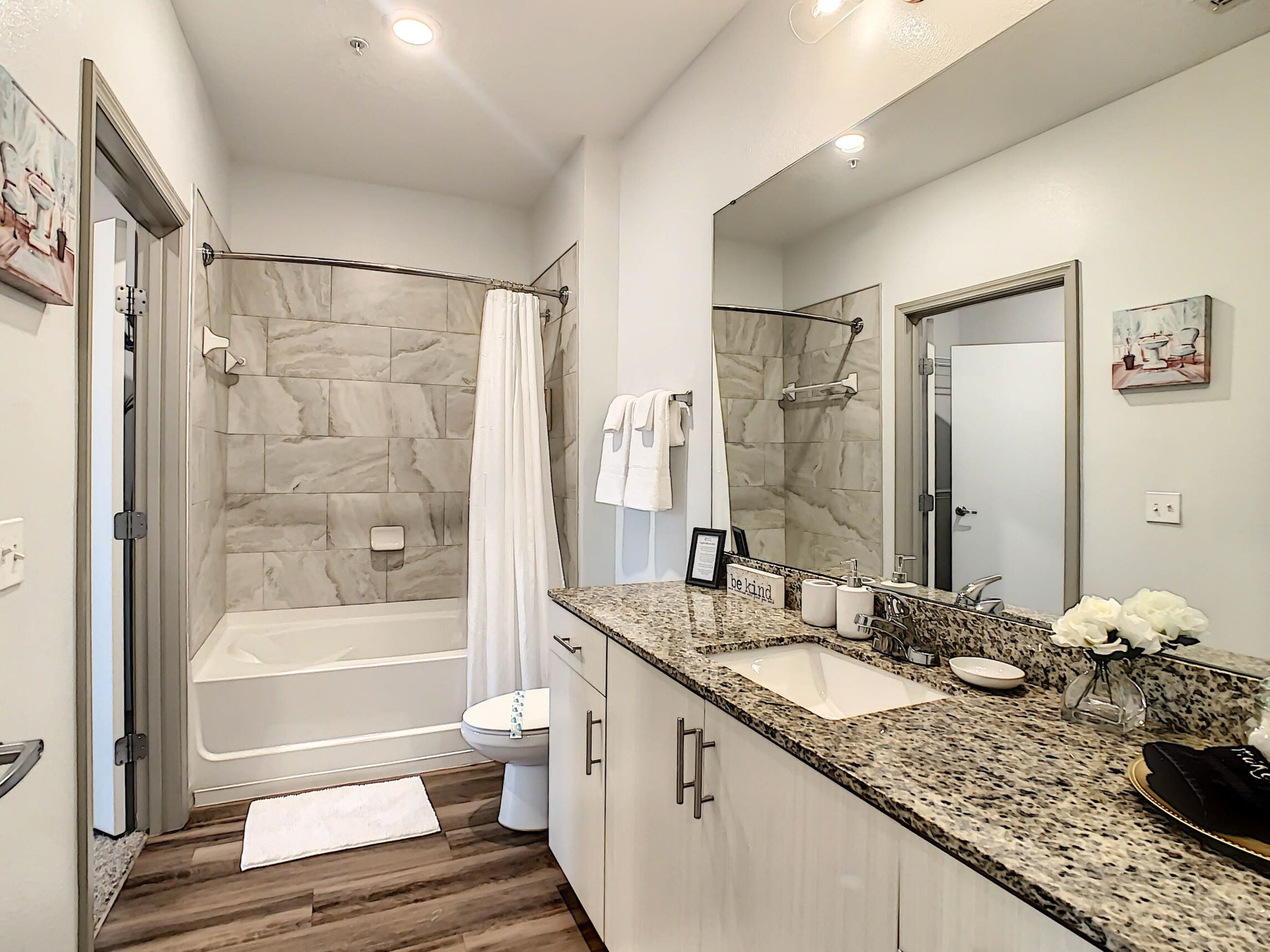 King Bed and Close to Disney