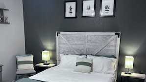 2 bedrooms, desk, iron/ironing board, WiFi (free) - Modern Farmhouse in Midtown with fully fenced yard (Tucson)