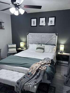 2 bedrooms, desk, iron/ironing board, free WiFi - Modern Farmhouse in Midtown which fully fenced yard (Tucson)