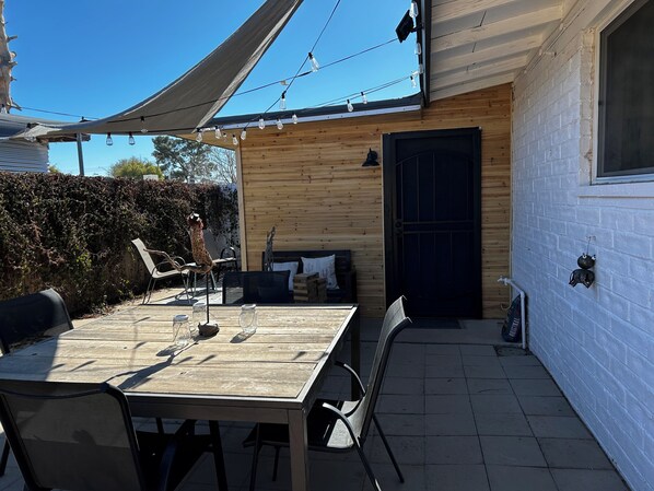 Outdoor dining - Modern Farmhouse in Midtown which fully fenced yard (Tucson)