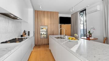 Refrigerador, microondas, horno, placa de cocina