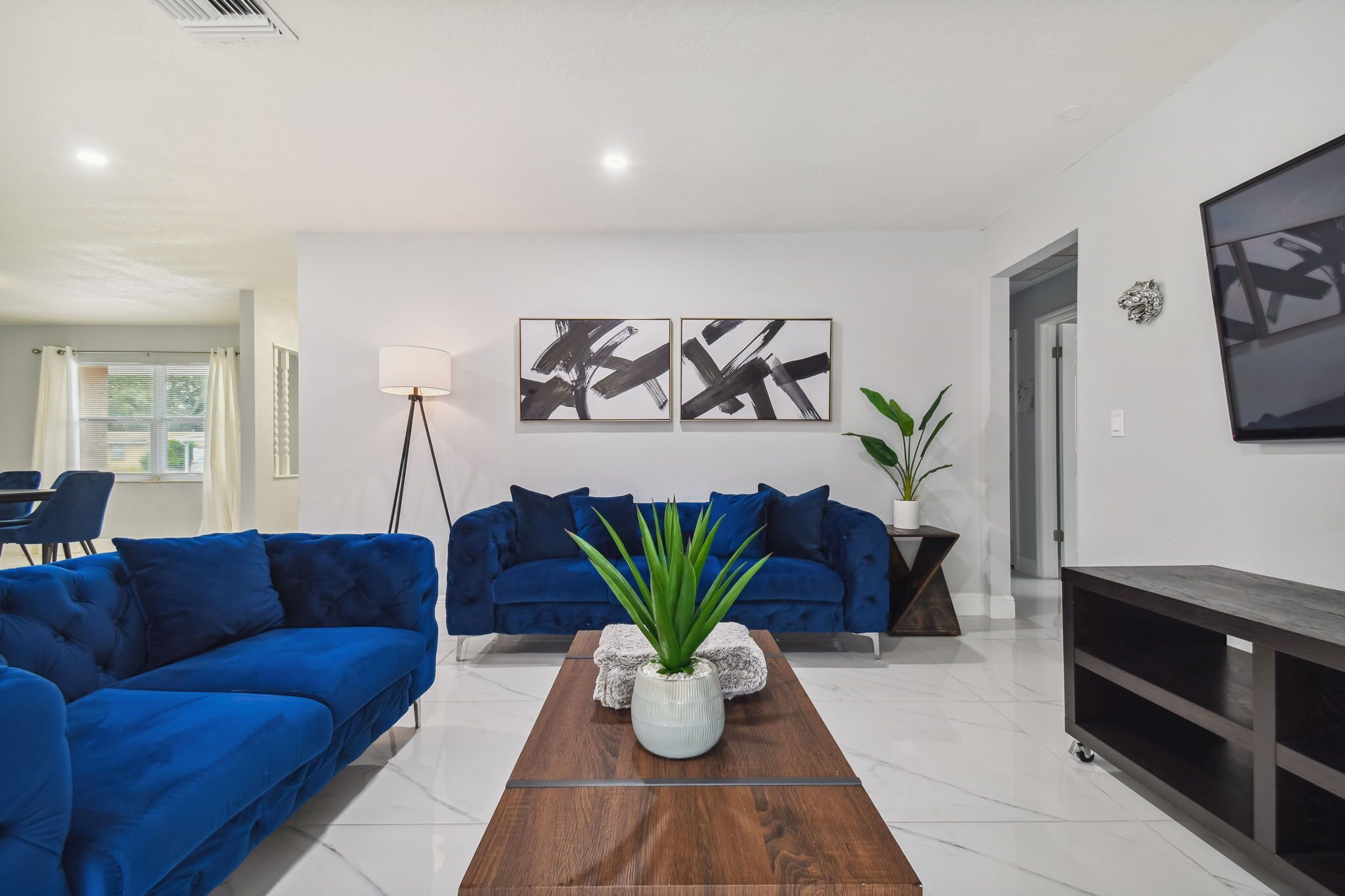 House with Private Pool & Backyard Oasis- 8 min to Airport & 15 min to Downtown