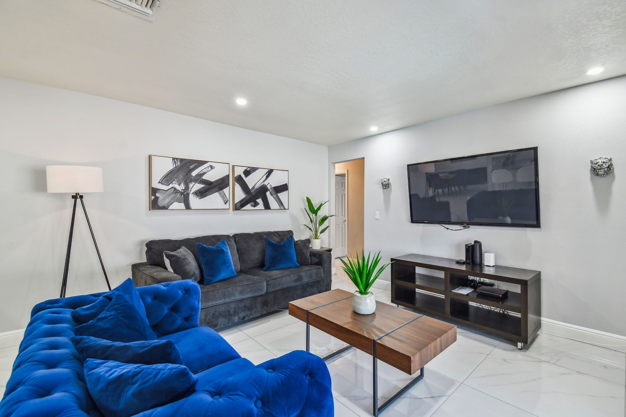 House with Private Pool & Backyard Oasis- 8 min to Airport & 15 min to Downtown