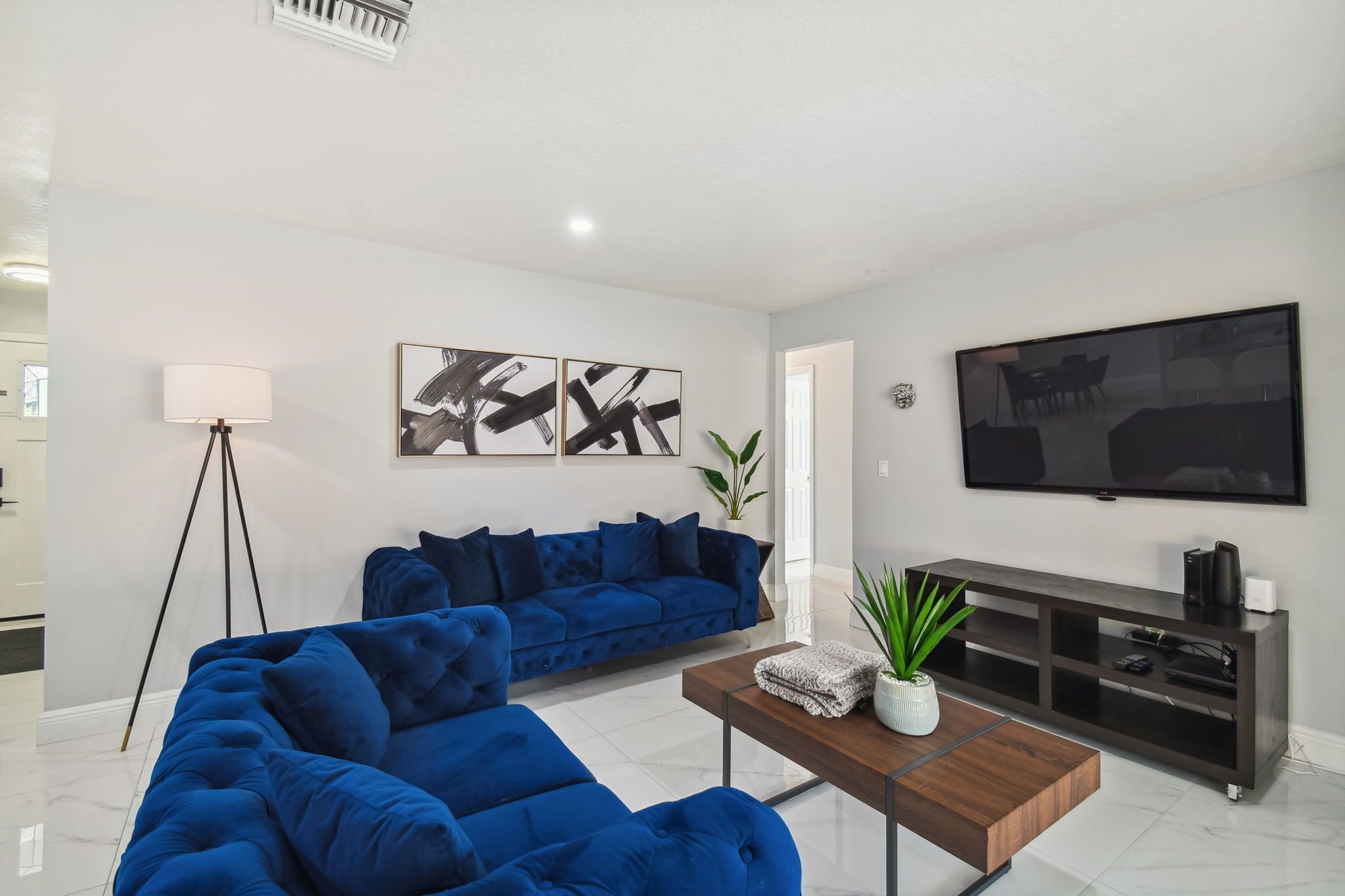 House with Private Pool & Backyard Oasis- 8 min to Airport & 15 min to Downtown