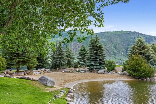 Perfect Family Getaway, Hot Tub, W/Private Fenced Yard, Beautiful Outdoor Area