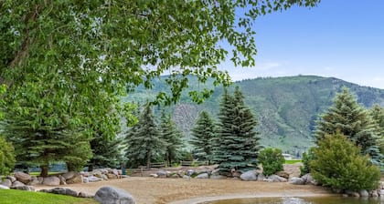 Perfect Family Getaway, Hot Tub, W/Private Fenced Yard, Beautiful Outdoor Area