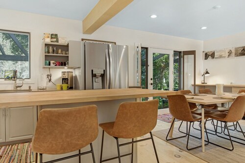 Perfect Family Getaway, Hot Tub, W/Private Fenced Yard, Beautiful Outdoor Area