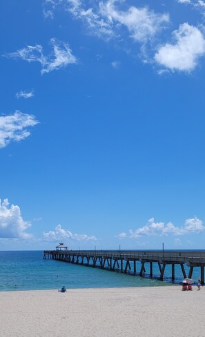 Beach nearby, sun-loungers, beach towels - Newly renovated 2/2 apt-2 min walk to the beach and restaurants (Deerfield Beach)