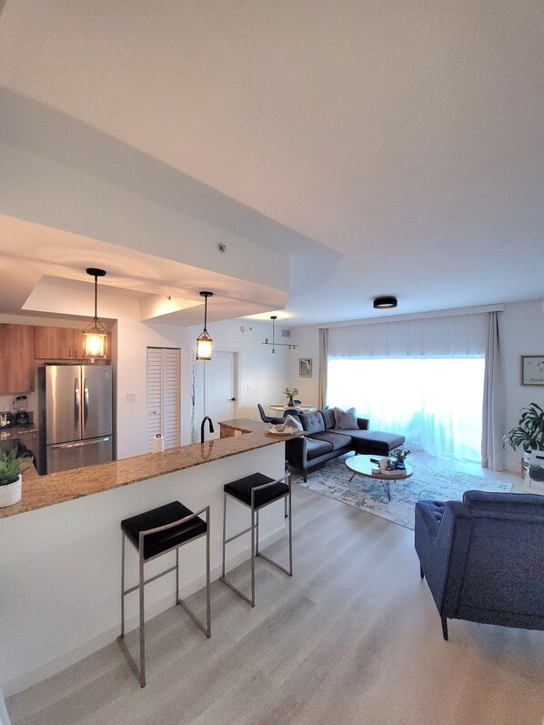 Smart TV - Newly renovated 2/2 apt-2 min walk to the beach and restaurants (Deerfield Beach)