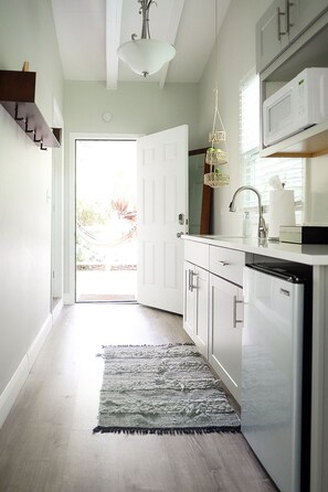 Kühlschrank, Mikrowelle, Wasserkocher mit Kaffee-/Teezubehör