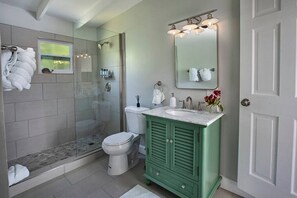 Sèche-cheveux, serviettes fournies