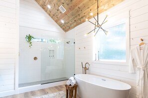 Baignoire, sèche-cheveux, serviettes fournies, shampoing
