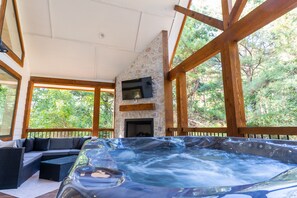 Terrace/patio - 1 bdr peaceful retreat with hot tub and stunning interior! (Broken Bow)