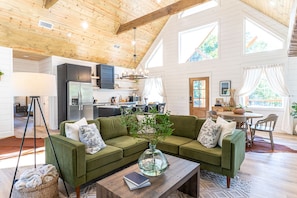 Smart TV, fireplace, books - 1 bdr peaceful retreat with hot tub and stunning interior! (Broken Bow)