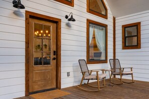 Terrace/patio - 1 bdr peaceful retreat with hot tub and stunning interior! (Broken Bow)