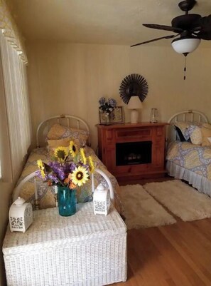 1 habitación, tabla de planchar con plancha, wifi y ropa de cama