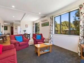 Smart TV, ping pong - Great family holiday home with entertainment area for extras (Bowentown)