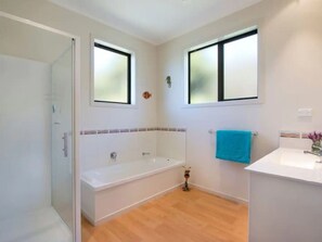 Badewanne, Haartrockner, Seife, Toilettenpapier