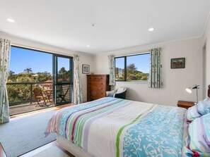 4 bedrooms, iron/ironing board, WiFi, bed sheets - Great family holiday home with entertainment area for extras (Bowentown)