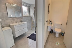 Dusche, Haartrockner, Handtücher