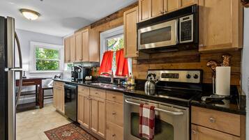 Coffee/tea maker, fridge, microwave, oven