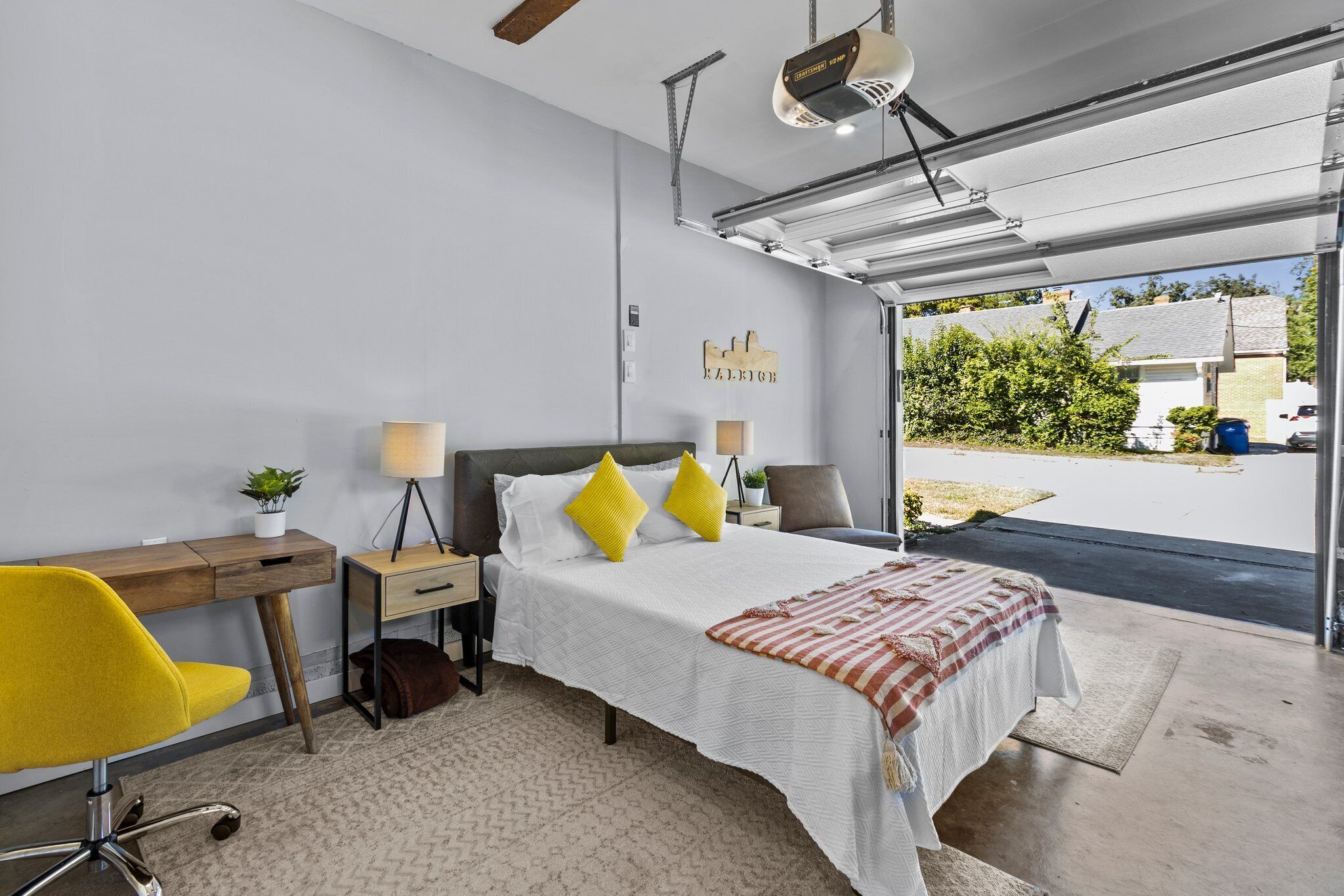 Ein modernes Schlafzimmer mit Bett, Schreibtisch und Stuhl.