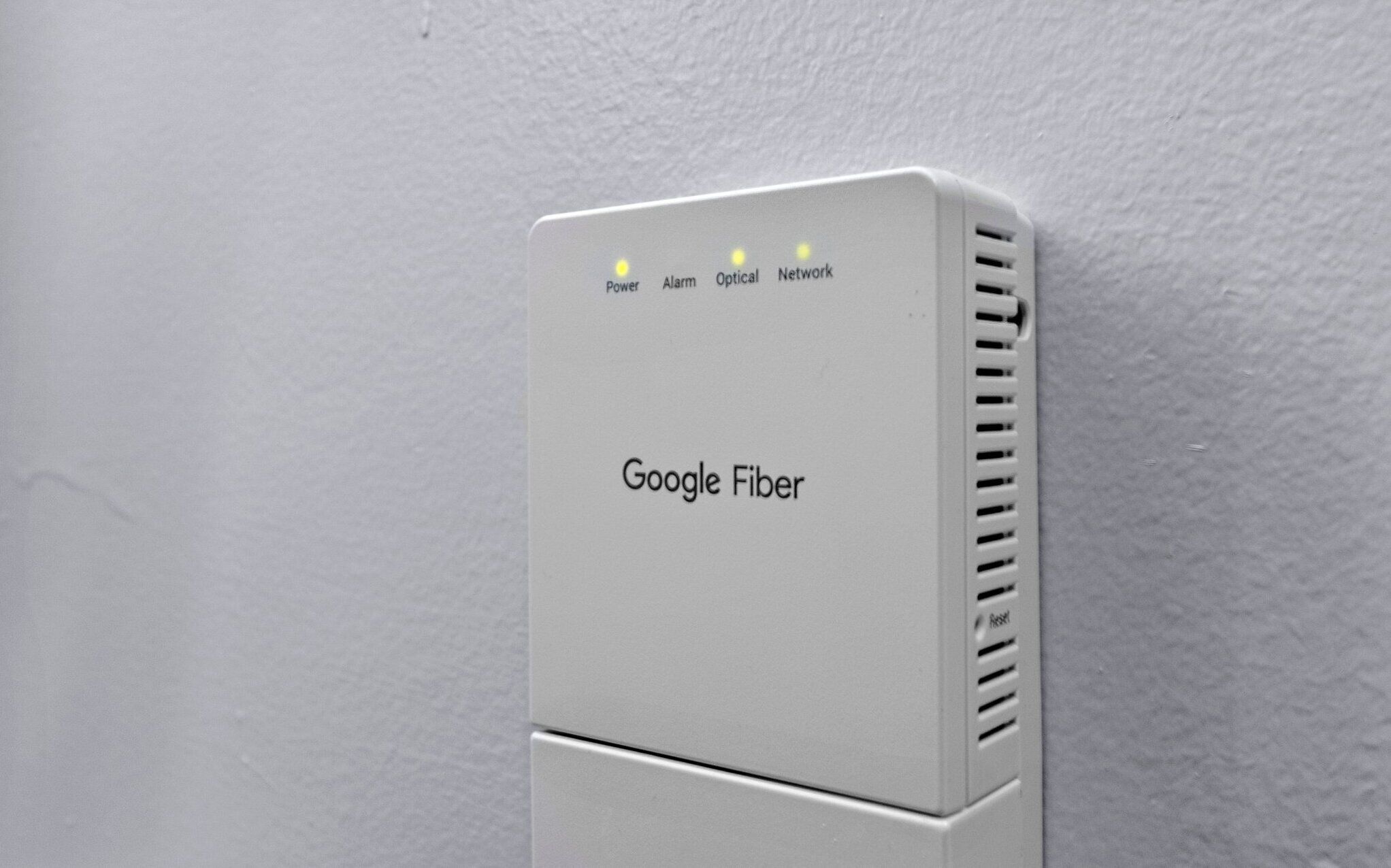 Ein Google Fiber Modem an der Wand befestigt.