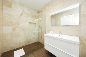 Douche, sĂšche-cheveux, serviettes fournies
