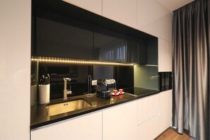 Refrigerador, microondas, horno y lavavajillas 