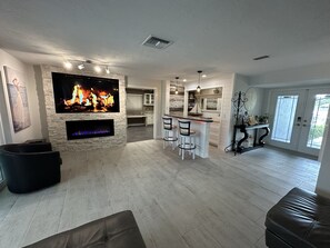 Interior - Amazing Home with Private Heated Pool 7 Minutes to Beach! (Bradenton)