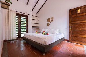 6 bedrooms, desk, free WiFi, bed sheets