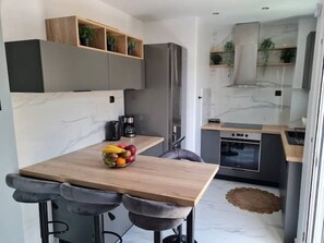 Fridge, oven, stovetop, dishwasher