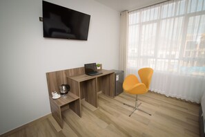 Kamar Twin, 2 Tempat Tidur Twin, ensuite | Minibar, meja kerja, ruang kerja ramah laptop, dan Wi-Fi gratis