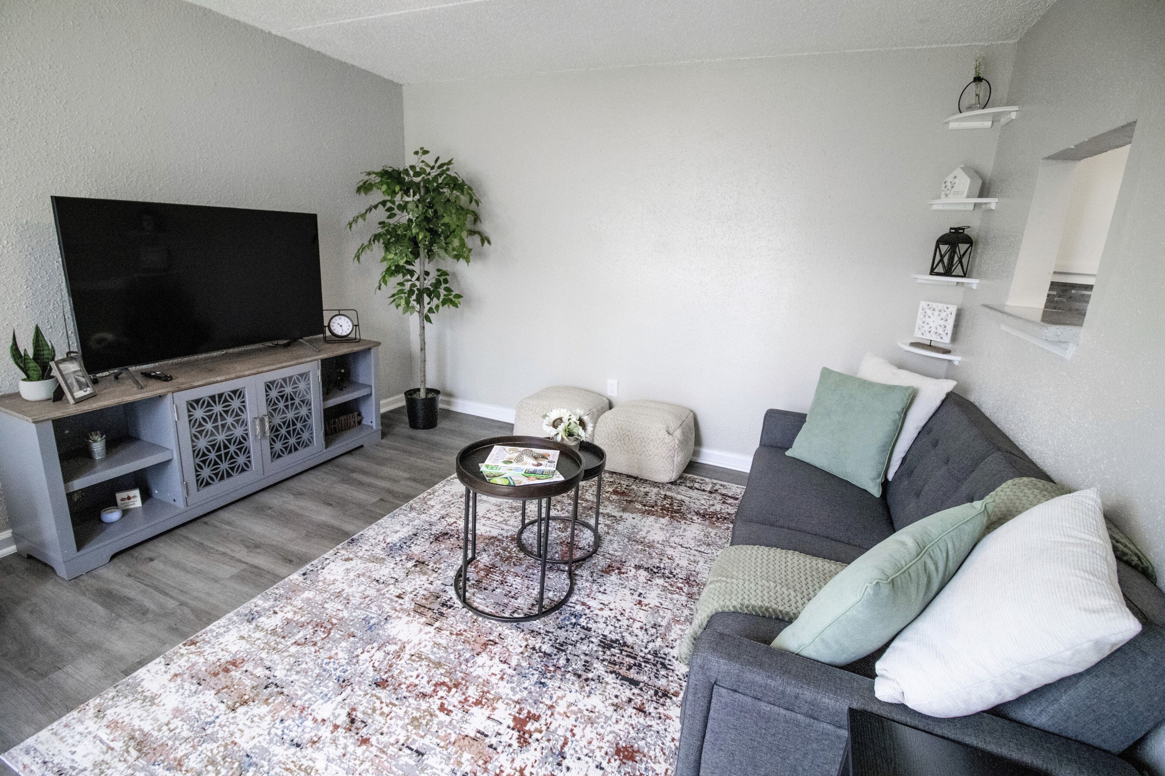 Gulfport 2 br Apt with pool + High speed Internet