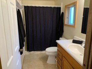 Shower, hair dryer, towels, soap - Wi-Fi 2 bed/2 bath Peaceful Calpine Retreat! (Calpine)