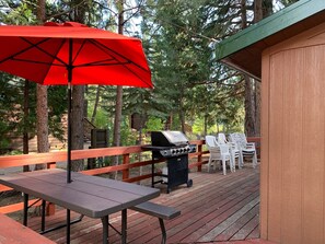 Outdoor dining - Wi-Fi 2 bed/2 bath Peaceful Calpine Retreat! (Calpine)