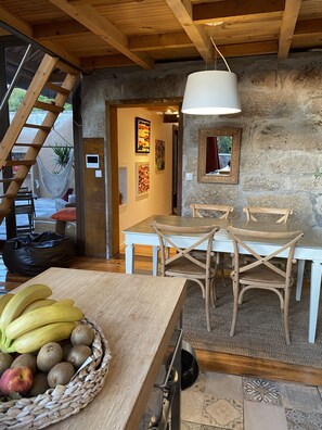 Fridge, microwave, oven, stovetop - Porto Cidade Chalet, 10/15 minutes from the center of Porto, beaches and restaurants. (Perafita)