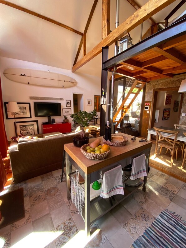 Fridge, microwave, oven, stovetop - Porto Cidade Chalet, 10/15 minutes from the center of Porto, beaches and restaurants. (Perafita)