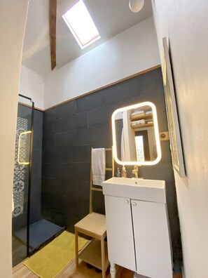 Shower, hair dryer, towels, soap - Porto Cidade Chalet, 10/15 minutes from the center of Porto, beaches and restaurants. (Perafita)