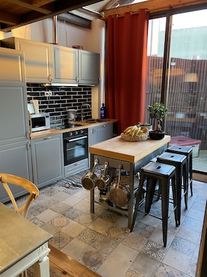 Frigorífico, microondas, horno y placa de cocina